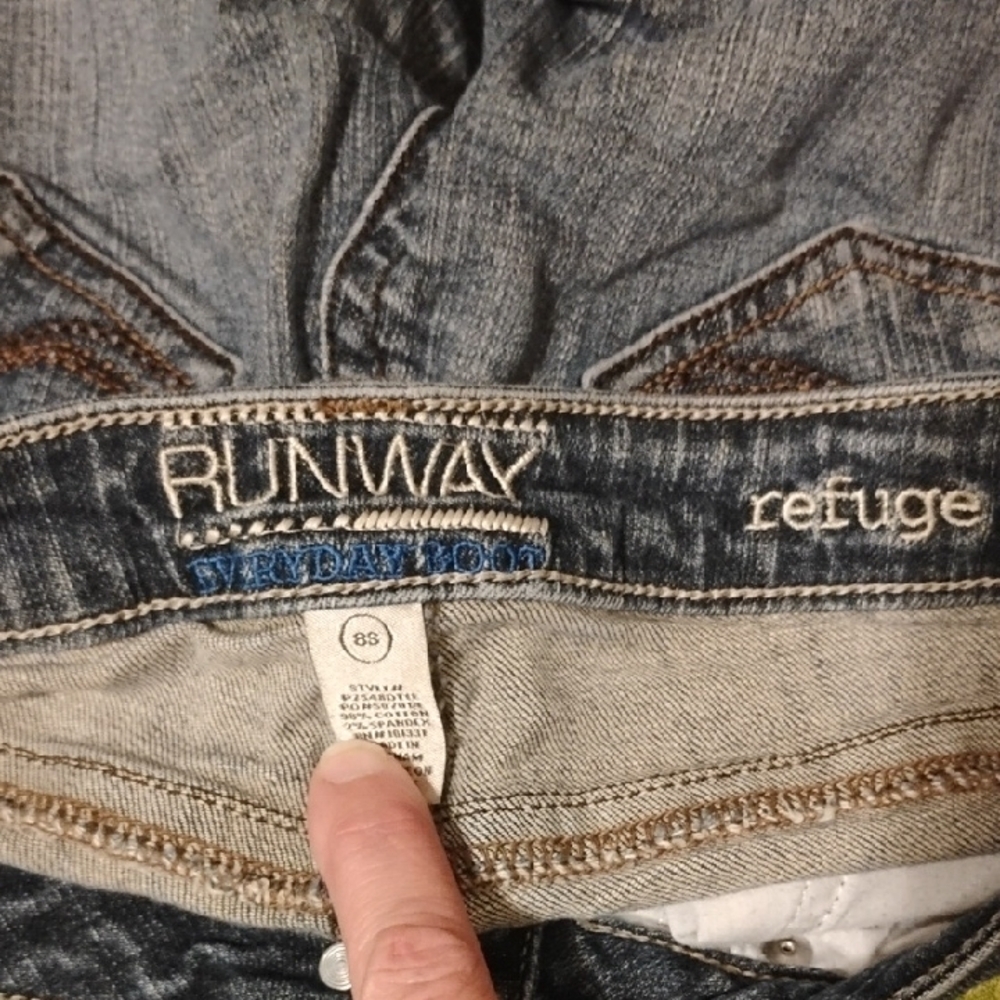 Refuge Blue Slight Flare Leg Jeans Classic Style Size 8S - Picture 2 of 3